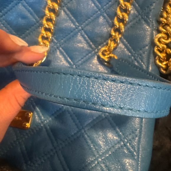 Marc Jacobs Quilted Blue Shoulder Bag with Gold Chain - Picture 4 of 10